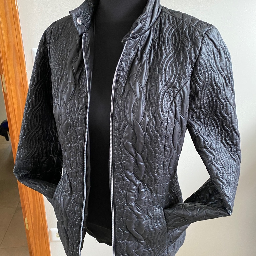 ISAAC MIZRAHI  LIVE. Quilted Zip Up Black Jacket. Size XS Used. Good condition